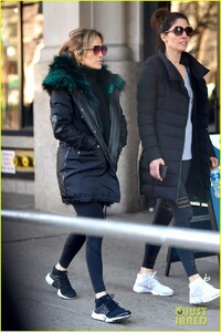 jennifer-lopez-steps-out-for-early-morning-with-sister-lynda-06.jpg