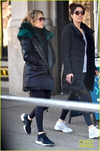 jennifer-lopez-steps-out-for-early-morning-with-sister-lynda-07.jpg