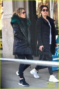 jennifer-lopez-steps-out-for-early-morning-with-sister-lynda-08.jpg