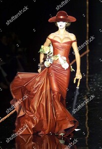 john-galliano-fashion-show-paris-fashions-pret-a-porter-a-w-2000-2001-shutterstock-editorial-1125235a.jpg