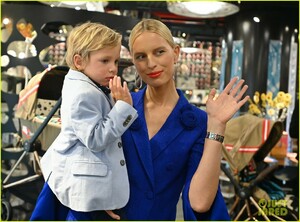 karolina-kurkova-celebrates-her-cybex-baby-collection-launch-with-family-04.jpg