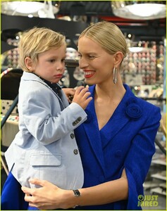 karolina-kurkova-celebrates-her-cybex-baby-collection-launch-with-family-06.jpg