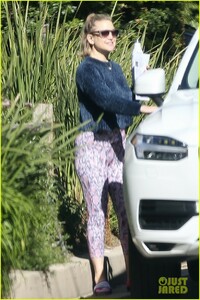 kate-hudson-danny-fujikawa-go-house-hunting-in-pacific-palisades-01.jpg