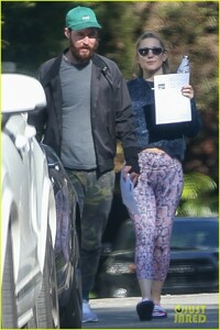 kate-hudson-danny-fujikawa-go-house-hunting-in-pacific-palisades-03.jpg