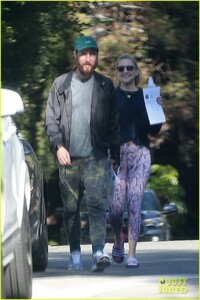 kate-hudson-danny-fujikawa-go-house-hunting-in-pacific-palisades-05.jpg