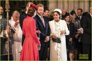 kate-middleton-meghan-markle-hug-greet-each-other-commonwealth-day-02.jpg