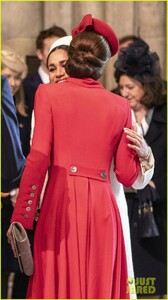 kate-middleton-meghan-markle-hug-greet-each-other-commonwealth-day-03.jpg