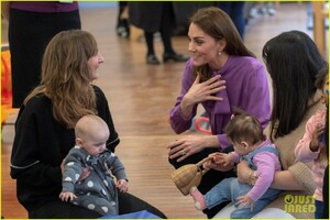 kate-middleton-steps-out-solo-for-henry-fawcett-childrens-centre-visit-09.jpg