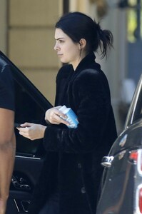 kendall-jenner-arriving-for-a-photoshoot-la-03-08-2019-2.thumb.jpg.e9809f5a48188eb4987669cd74442d0b.jpg