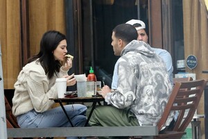 kendall-jenner-has-lunch-in-la-03-05-2019-0.jpg