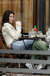 kendall-jenner-has-lunch-in-la-03-05-2019-1.jpg