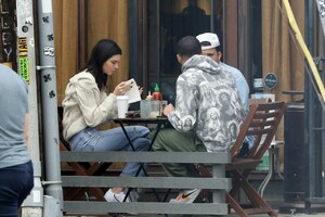 kendall-jenner-has-lunch-in-la-03-05-2019-11.jpg