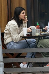 kendall-jenner-has-lunch-in-la-03-05-2019-12.jpg