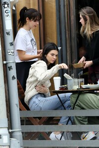 kendall-jenner-has-lunch-in-la-03-05-2019-2.jpg