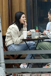 kendall-jenner-has-lunch-in-la-03-05-2019-3.jpg