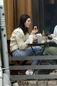 kendall-jenner-has-lunch-in-la-03-05-2019-4.jpg