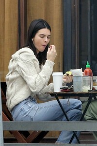 kendall-jenner-has-lunch-in-la-03-05-2019-5.jpg