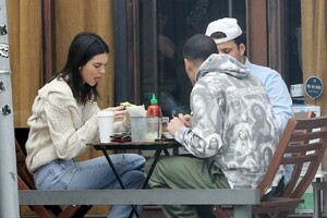 kendall-jenner-has-lunch-in-la-03-05-2019-8.jpg