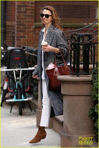 keri-russell-is-all-smiles-stepping-out-on-her-birthday-01.jpg