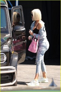 khloe-kardashian-keeps-casual-leaving-studio-03.jpg