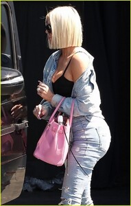 khloe-kardashian-keeps-casual-leaving-studio-06.jpg