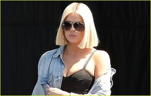 khloe-kardashian-keeps-casual-leaving-studio-07.jpg