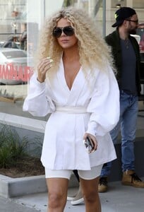 khloe-kardashian-out-with-mom-kris-jenner-03-27-2019-2.jpg