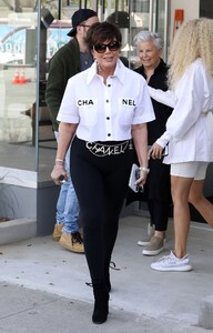 khloe-kardashian-out-with-mom-kris-jenner-03-27-2019-5.jpg