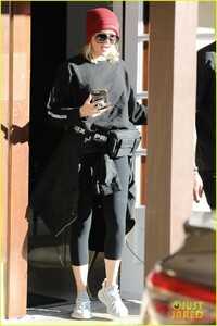 khloe-kardashian-stops-by-dermatologist-office-in-calabasas-01.thumb.jpg.414a48f8d706c47ad3dc07fb08b47ffd.jpg