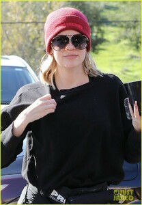 khloe-kardashian-stops-by-dermatologist-office-in-calabasas-02.jpg