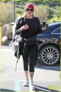 khloe-kardashian-stops-by-dermatologist-office-in-calabasas-03.jpg