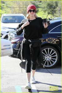 khloe-kardashian-stops-by-dermatologist-office-in-calabasas-05.jpg