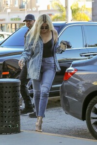 khloe-kardashian-street-style-02-06-2019-8.jpg