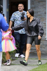 kim-kardashian-in-leggings-03-28-2019-9.jpg
