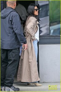 kim-kourtney-kardashian-church-march-2019-05.jpg