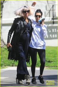 kourtney-kardashian-meets-up-with-a-friend-in-weho-01.jpg