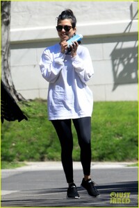 kourtney-kardashian-meets-up-with-a-friend-in-weho-03.jpg