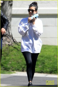 kourtney-kardashian-meets-up-with-a-friend-in-weho-05.jpg