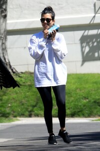 kourtney-kardashian-out-in-west-hollywood-03-14-2019-0.thumb.jpg.786933774a8dbdfed936319d455460fd.jpg