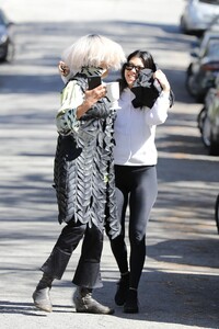 kourtney-kardashian-visiting-a-friend-in-calabasas-03-30-2019-4.jpg