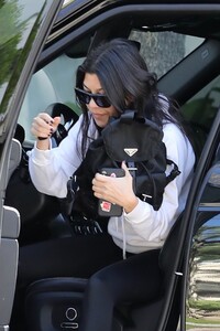 kourtney-kardashian-visiting-a-friend-in-calabasas-03-30-2019-6.jpg