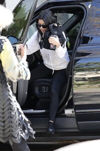 kourtney-kardashian-visiting-a-friend-in-calabasas-03-30-2019-7.jpg