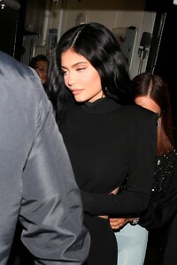 kylie-jenner-night-out-style-03-15-2019-10.jpg