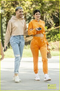 kylie-jenner-sports-orange-track-suit-for-lunch-at-sugar-fish-01.thumb.jpg.8b76aa2a42d130b885bca2237e9ac0a0.jpg