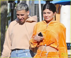kylie-jenner-sports-orange-track-suit-for-lunch-at-sugar-fish-02.JPG