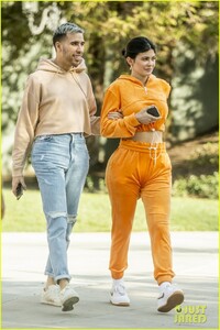 kylie-jenner-sports-orange-track-suit-for-lunch-at-sugar-fish-03.jpg