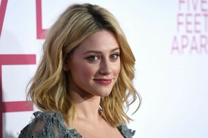 lili-reinhart-five-feet-apart-premiere-in-la-10.jpg