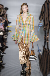 loewe-rf19-5087.thumb.jpg.648a08cca5831cacd0938c35050106d4.jpg