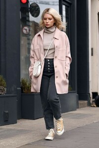 lottie-moss-street-style-03-05-2019-4.jpg