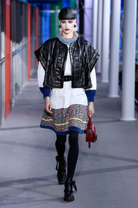 louis_vuitton_rtw_fall_2019_paris_fashion_week_pfw_026(1).thumb.jpg.c05170a47a7fdb12d18a1efbb36a0553.jpg